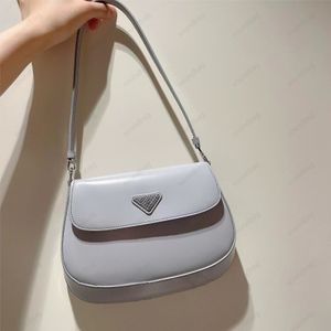 2023 الإيطالية Cleo Hobo: Silver Silver Flap التصميم الأوروبي الأصلي - حقيبة كتف من الجلد الأصلي للنساء الأزرق