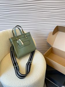 Elegante e moderna, ora abbinata all'ultima combinazione di colori Borsa tote