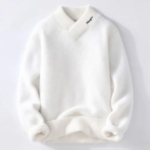 Erkek Sweaters 2023 Kış Men'in Sıcak Süveteri Düz Renk Mürettebatı Boyun Uzun Kollu Örme Krallık Kış Moda 231018