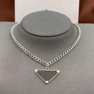 Pendant Necklaces Womens Mens Luxury Designer Necklace Chain Fashion Jewelry Black White P Triangle Pendant Design Party Silver Hi173T