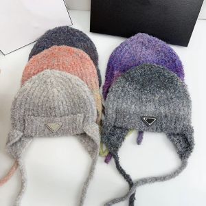 Womens Winter Hat Designer Beanie Mens Luxo Triângulo Crachá Caps Macio Delicado Lã Peluda Malha Earflap Chapéus Outono Outdoor Sports Cap -4