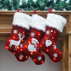 Dekoracje świąteczne Inwentarz świąteczny Czerwone płatki śniegu z LED Christmas Socks Dekoracje bożonarodzeniowe torby na prezent świąteczny Nowy rok 2023 x1019