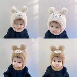 Kapaklar şapka karikatür bebek beanie şapkası kış pompom çocuk kulak koruma eşarp sevimli ayı örme şapka boyun kapağı yürümeye başlayan çocuk kız bonnet 231018