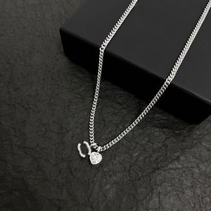 Mode kvinnliga smycken halsband Enkel mångsidig medelålders bokstavsstil hjärtform design charm utsökta designer huali atmosfär lady pendent