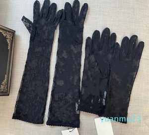 Fashionabla kvinnliga handskar svarta tyllhandskar kvinnor designer damer brev tryck broderade spetsar körmantens kvinnor mode tunna festhandskar g handske