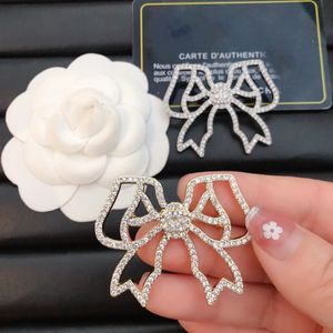 Enkel designer märke dubbel bokstav broscher geometrisk bowknot tröja kostym krage stift brosche mode män kvinnor kristall strass brosch bröllop smycken