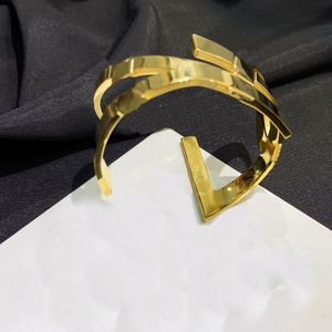 Designer Bangle Width Open Europe Gold Cuff Armband America Fashion Style Women Luxury Armband Plated rostfritt stål bröllopälskare gåva smycken