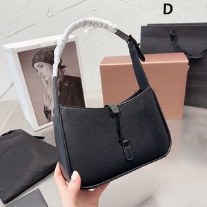 Franska kvinnors svarta underarm axelväskor spänne stor kapacitet outoodr mode gata det handväska lyxdesigner handväskor 25 cm