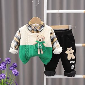 Kleidungssets Babyplüsch verdickter Anzug 0-5 Jahre alt Kinder karierte Weste Pullover dreiteiliges Set Babys neue Winterkleidung 231019