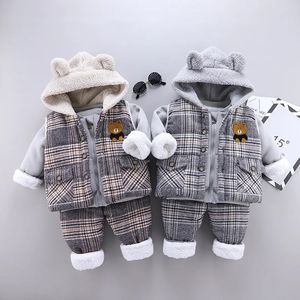 Kläder sätter pojkar och flickors tecknad björndräkt barns huva tröja tre stycken väst med plysch förtjockad termisk sportkläder 231019