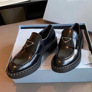 P skórzane buty damskie mokasyny poślizg na gęstym dnie podwyższonym metalowym trójkącie logo luksusowy designerski patent skórzany błyszczący moda all-ma bfl
