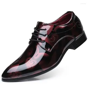 Sapatos de vestido na moda homens pontudos couro grande casamento masculino elegante