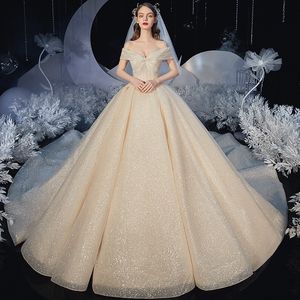 2023 Ny lyxig bröllopsklänning Princess Klänningar Sparkly Crystal Ball Gown Brudklänningar pärlor av axel spetsar applikationer plus storlek brudparty klänningar mantel de äktenskap