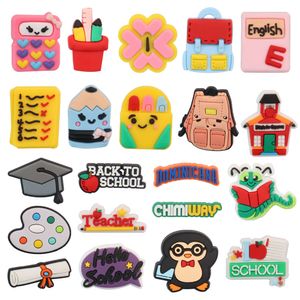 Großhandel 100 Stück PVC-Rechner Lineal Büchertasche Bleistift Mortarcap Schule Lehrer Pinguin Sandalen Schuhschnalle Dekorationen für Kinder Rucksack Charms Button Clog