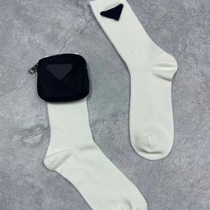 Kvinnors underkläder modesockdesigner strumpor med väskor och triangelmärke Kvinnor trendiga sexiga strumpor 2 färger lady undewears s249e