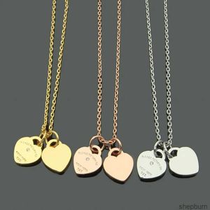 Luxury Double Heart Necklace Pendant Wholesale Christmas Gift Rostfritt Steel Women's Hollow Letter Tag Love Peach Heart Jewelry In Gold Rose Gold Silber