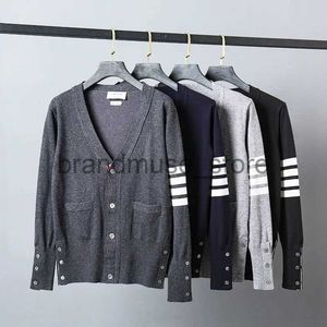 Suéter dos homens Mens TB Marca de Moda Suéteres Meninos Slim Fit V-Pescoço Listrado Cardigans Roupas Listrado Algodão Lã Casual Casaco Inglaterra Estilo J231013