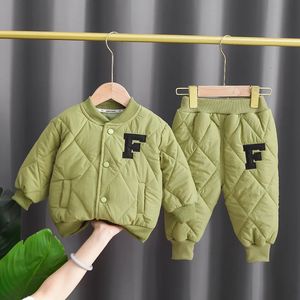 Kleidungssets Herbst und Winter warmer Kinderbrief reiner Baumwollanzug 0-5 Jahre alt Baby Plüsch Baumwollclip zweiteiliger Sport-Baseballanzug 231019