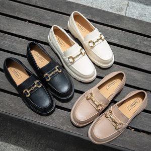 Klänningskor loafer vinter loafers metall kedja låga priser plattform pu läder rund tå slipon casual feminino sneaker 231019