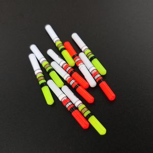 Acessórios de pesca 10pcs bastões de luz verde / vermelho funcionam com bateria CR322 lâmpada LED lightstick luminoso acessório de equipamento de pesca noturno B514 231018