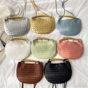 23デザイナーニットバッグイワシハンドバッグかぎ針編みショルダーバッグファッションクロスボディバッグ女性PUハーフムーンクロスバッグ8色の財布