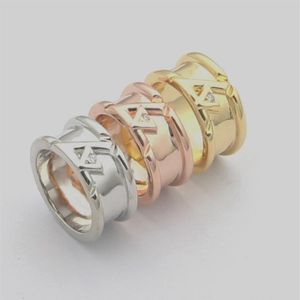 Anello stile Europa America Lady Donna Impostazioni in acciaio al titanio Diamanti incisi V Iniziali Volt Una fascia larga Anelli Taglia US6-US9 Twi270z