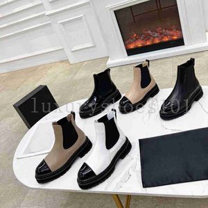 Mulheres Designers de Luxo Botas Preto Calfskin Ankle Boots Qualidade Flat Slip-On Sapatos Ocidental Ajustável Abertura Moda Botas de Motocicleta Tamanho 35-40