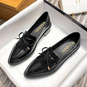 Klänningskor Black Classic Girls Tassel Bowtie Oxford Shoes Plus Size 42 Women Leather Loafers pekade Toe Sneakers Woman Thick Heels Flats 231018