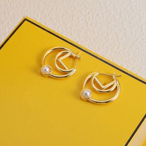 Designer Stora guldringörhängen lyxiga rader av krossade diamanter örhängen Kvinnor Fashion Letter F Pearl Ear Pendants smycken Tillbehör