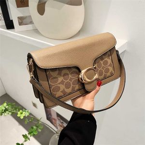 90% rabatt på kvinnors väska 2023 Nytt Tabby Wine God One Shoulder Crossbody Handhållen kuvert underarm Tryckt Small Square