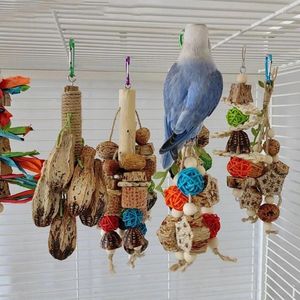 Weiteres Vogelzubehör, Papageienspielzeug, natürliche Holzklötze, Kaukäfig, Biss, Molar, bunte Hängedekoration