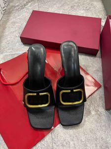 2023 sapatos de grife primavera/verão chinelos femininos estilo elegante importado solas de couro de bezerro