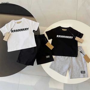 Märke babykläder set sommar barn bokstav tryckt kort hylsa t-shirt två styckes designer märke barn kläder