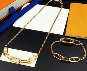 Europe America Fashion Jewelry Set Men Women Gold Silver-färg Hårdvara Graverad V Necklace Letter Chain Halsbandsarmband med låda med låda