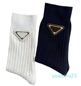 Designer meias luxo homens mulheres algodão meia clássico p carta confortável de alta qualidade moda flash movimento médio