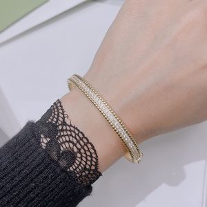 Fyra bladklöver Bangle gjord av naturliga skal och naturligt agatguldpläterat 18K designer för kvinna T0p kvalitet officiella reproduktioner varumärke utsökt gåva 011