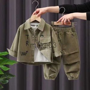 Kläderuppsättningar pojke Autumn Suit 2023 Nya koreanska stiliga baby vårens höstmodestil täcka västra corduroy tyg två bit set j231020