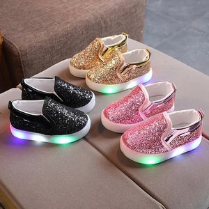 Туфли на плоской подошве, детская светящаяся повседневная обувь, модные кроссовки со светодиодной подсветкой для девочек и мальчиков, детская мягкая подошва с блестками, противоскользящая доска 231019