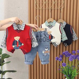 Kläder sätter 2023 Autumn Korean Baby Boy 3pcs kläder Set Cartoon Embroidery Bear tröja Vest Plaid Shirt Jeans Spädbarn Toddler Boy Suit J23102020