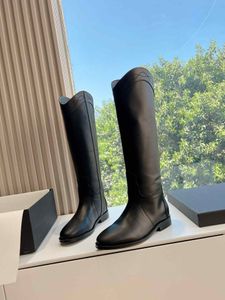 Smooth leather classic long boot and knightly boots, which increase height, appear thin, and elongate leg lines