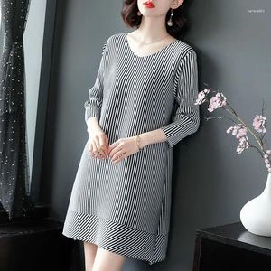 Casual Dresses Spring/Summer 3/4 Sleeve Round Neck A-Line Dress Female 2023 Black Stripe Plevered Pullover Over Kne Tops