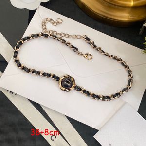 Varumärkesdesigner hängen halsband bleknar aldrig pärlguldpläterad koppar mässing läder rund bokstav choker hänge halsband kedja smycken tillbehör