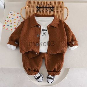 Conjuntos de roupas outono crianças menino 3pcs roupas conjunto dos desenhos animados urso undershirt algodão impressão outwear jaqueta sólida calça bebê menino outfit garoto menino terno j231020