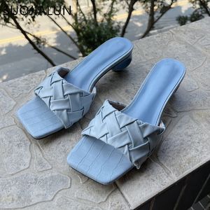 Elbise ayakkabı suojialun yaz kadın terlik ayakkabıları moda örgü bayanlar sandal ayakkabıları garip stil topuk slaytlar açık plaj flip flops 231019