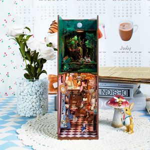 Acessórios para casa de boneca DIY Livro de madeira Nook Prateleira Kits de inserção em miniatura Princesa no país das maravilhas Estante de brinquedos para amigos presentes Decoração de casa 231019