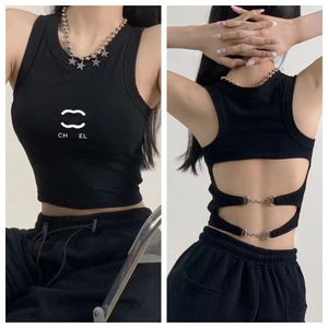 デザイナーの女性のTシャツ新しいデザイナーバックレスコットンホルターベスト女性は、屋外でスリムフィットのチョッキを着用しています。