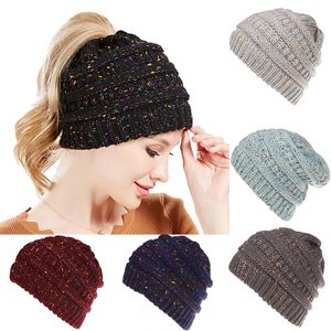 Fasci di berretti lavorati a maglia con coriandoli Cappello invernale spesso morbido e caldo con foro per coda di cavallo per donna 8 colori