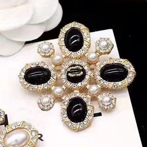 Tasarımcı Broşlar Pimler 18K Altın Kaplama Gümüş Broş Pin Düğün Mücevher Hediye Markal Mektubu Çiçek Yaka Pinleri Çok yönlü Elbise Pimleri Moda Broşlar