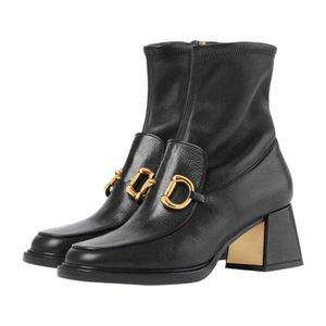 Botas femininas pretas com fivela de metal, couro grosso, zíper lateral, salto gatinho, designer de luxo, botas de salto grosso
