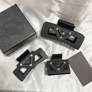 Desinger HairClips Barrettesレトロ逆三角形の黒いヘアクリップロゴサイズ付きブラックヘアクリップ樹脂樹脂プレート韓国のニッチサメのクリップヘアジュエルリーへの手作り